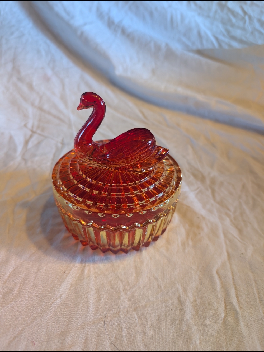 2/60$ Vintage Red Swan Glass Trinket box